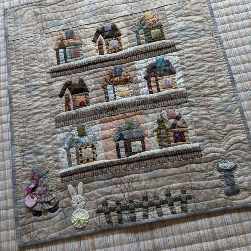 ハウスの冬景色　パッチワークキルト　タペストリー