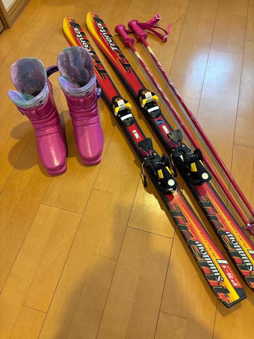 SWALLOWのスキー板、ブーツ、ストックの3点セット。140cm