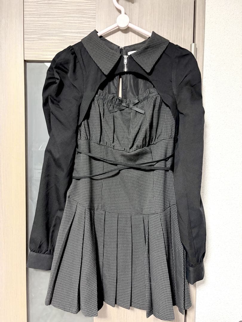 pium カットアウトレイヤードプリーツミニワンピ