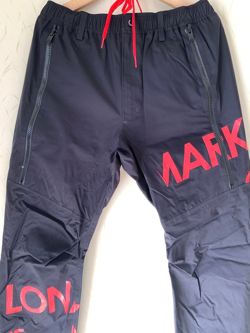 マークアンドロナ　komatsu レインウェア ブラック/レッド