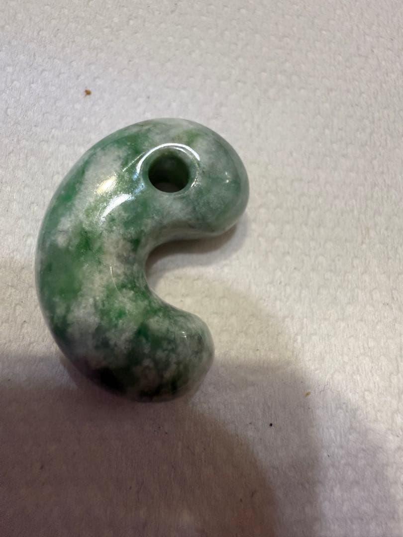 糸魚川翡翠‼️小滝産地‼️勾玉‼️大変に美しい柄‼️希少‼️破格出品‼️送料無料‼️
