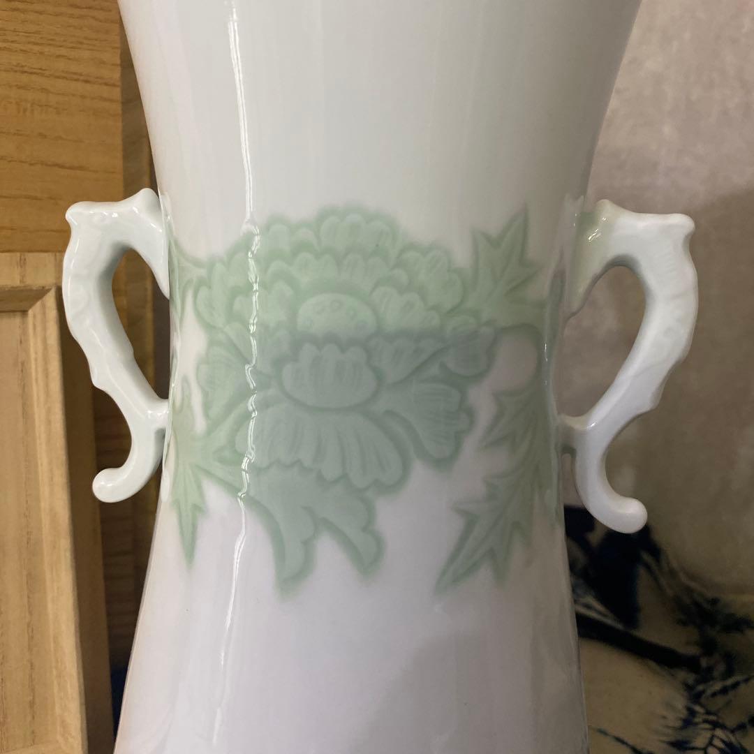 人間国宝　井上萬二　白磁緑釉牡丹文耳付花瓶