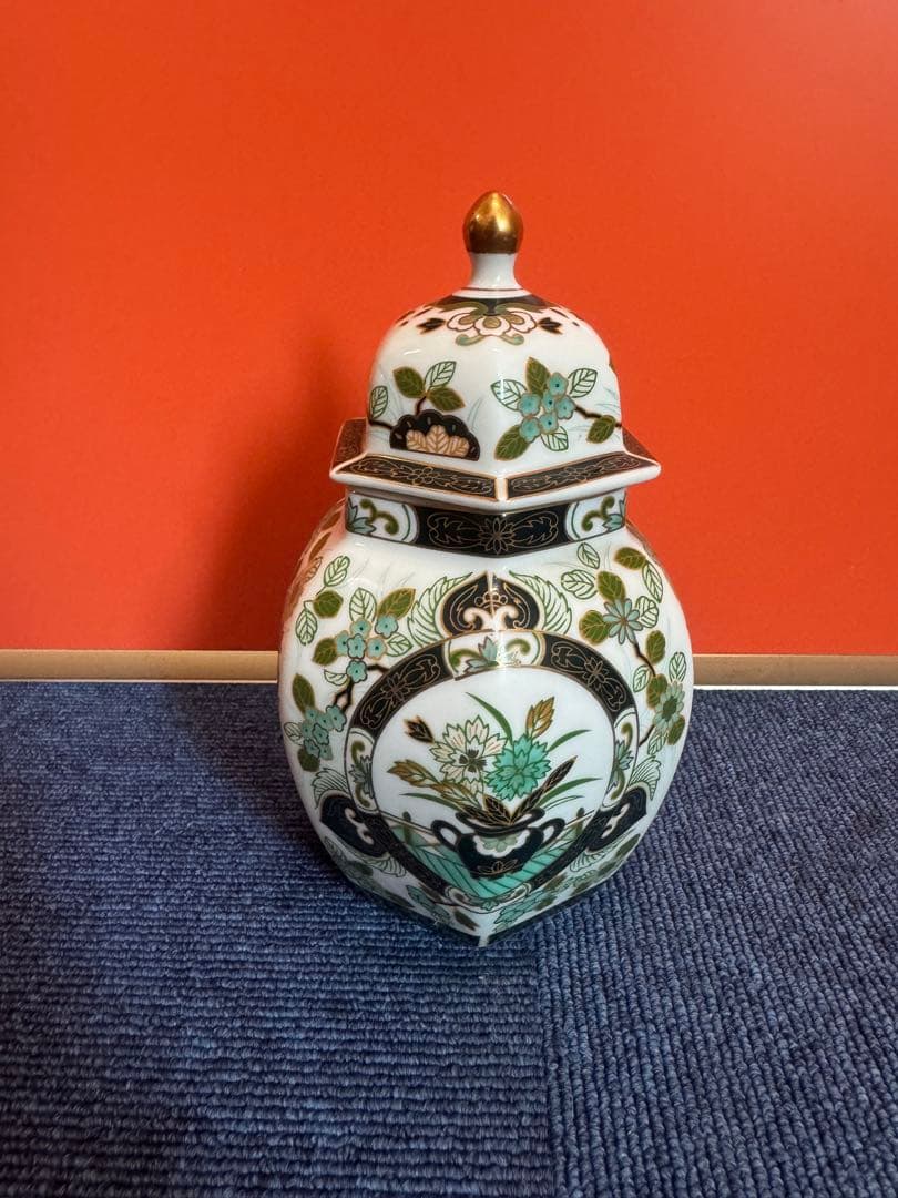 2028 有田焼 前山陶器 染錦山 庫山窯 金ラインの花柄模様 六角飾り壺