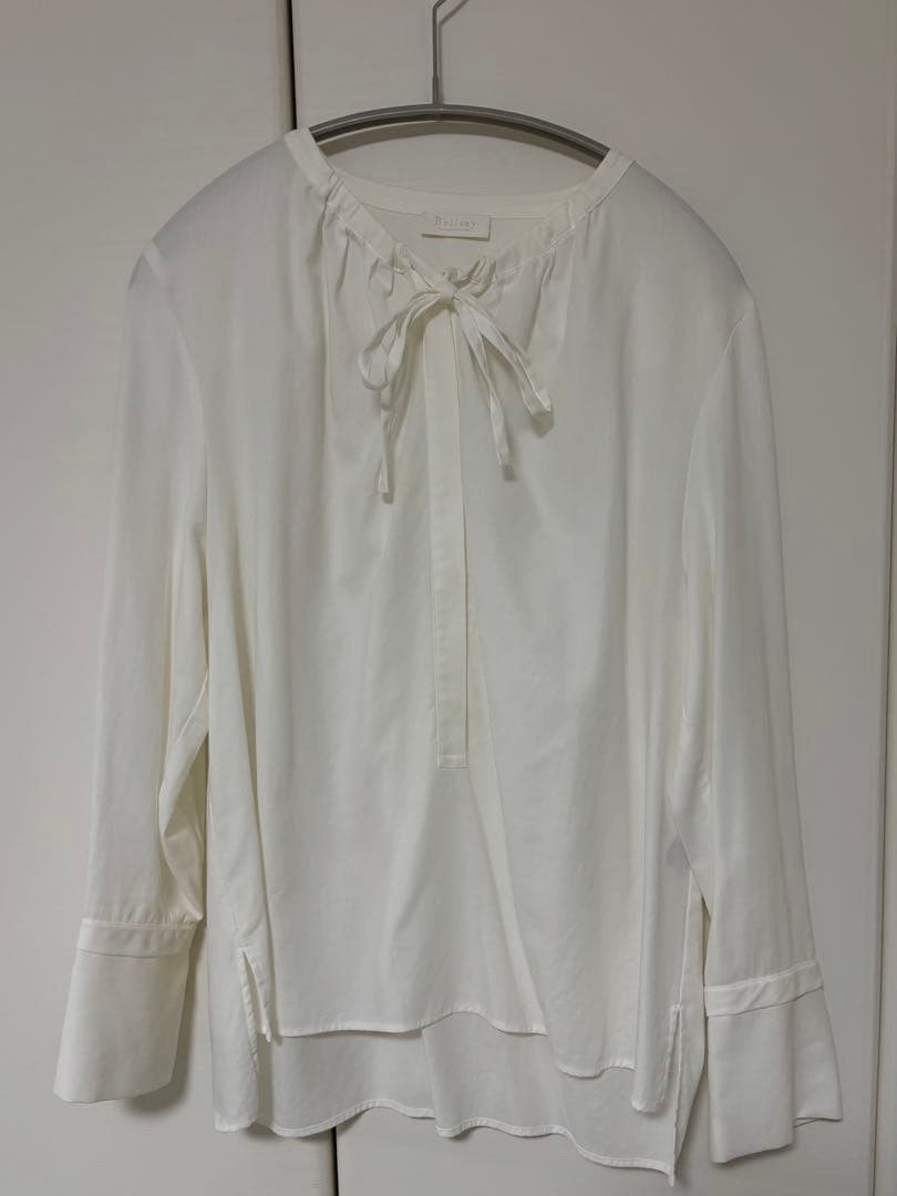 BallseyクリスタルコットンギャザーVネックブラウス