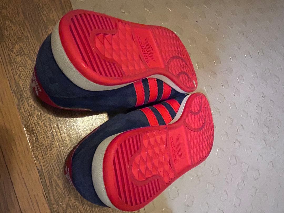 adidas ネイビー/レッド スニーカー