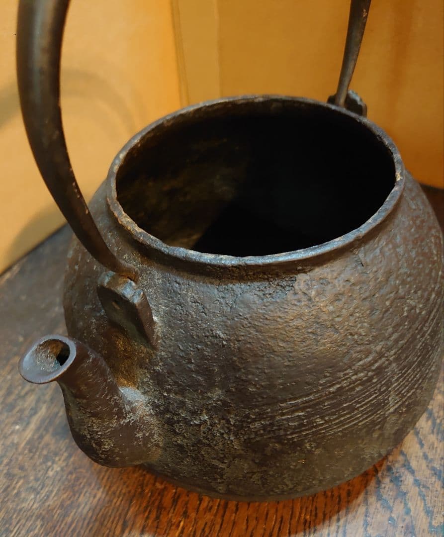 『雲色堂鉄瓶 刷毛目岩肌宝珠型／銅蓋』横最大17.5cm 奥行15 高さ22cm