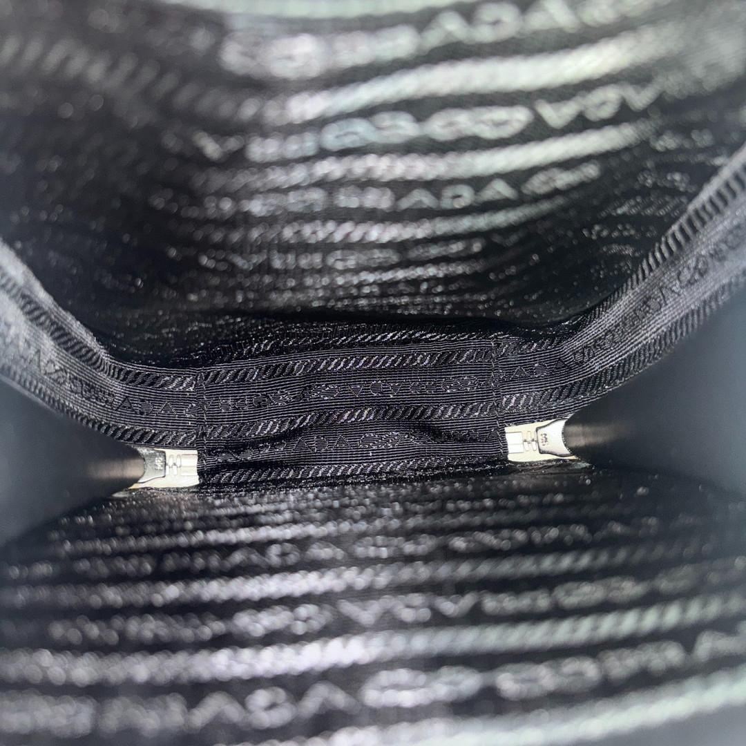 未使用 プラダ ショルダーバッグ メンズ ホワイト レザー トライアングルロゴ