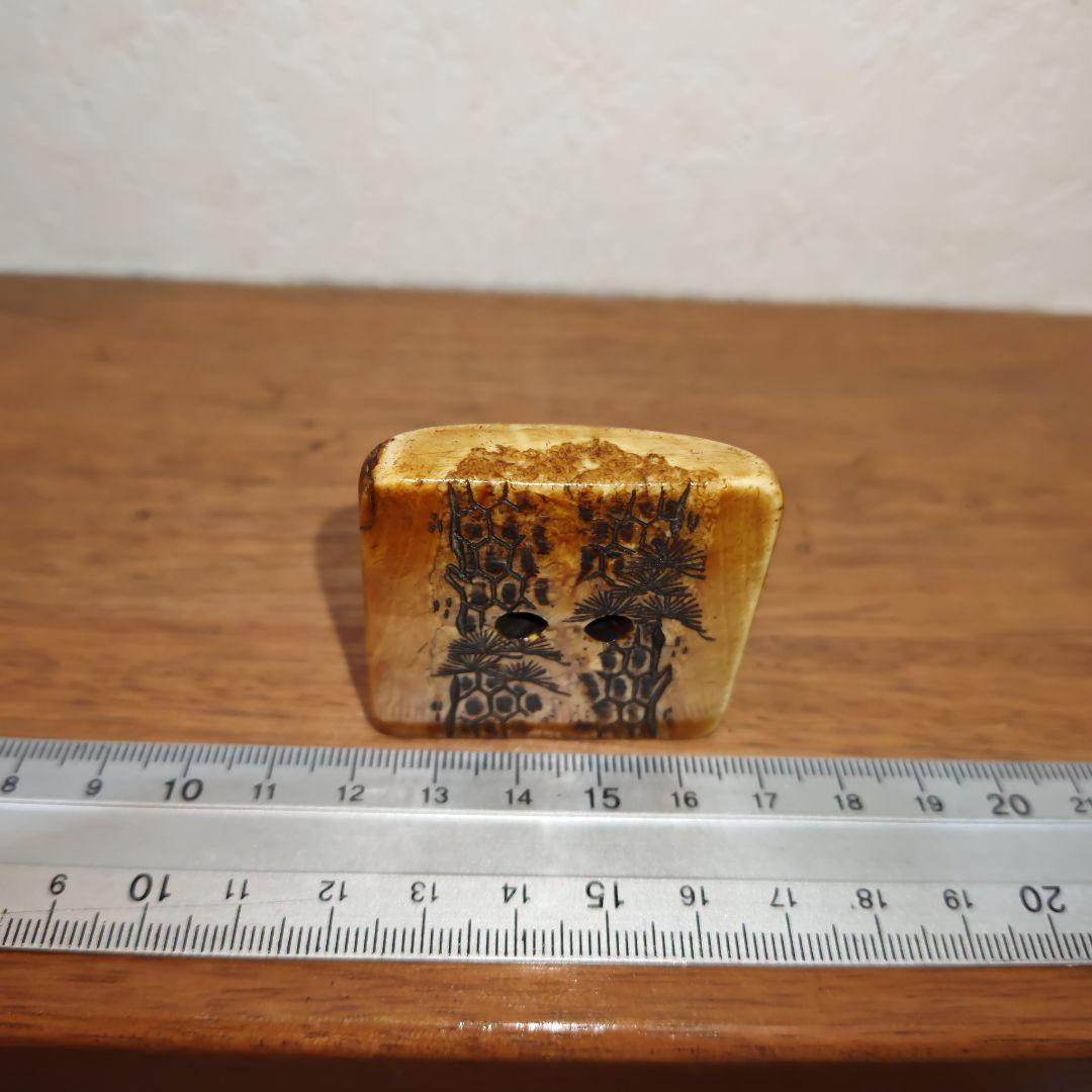 時代提物 七福神根付 天然素材【福禄寿】高さ約4.3cm 重さ約36ｇ 裏面 松