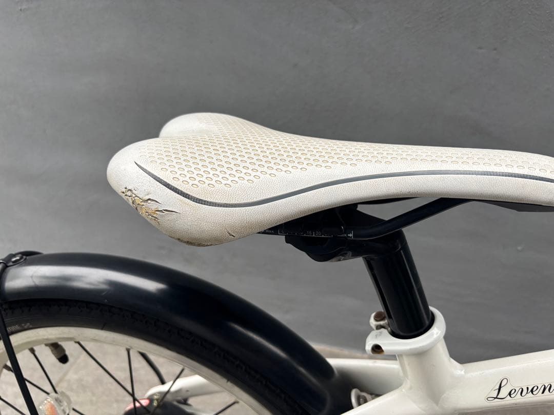 【世田谷区直接引渡希望】ブリヂストン　レベナ　ホワイト　18インチ