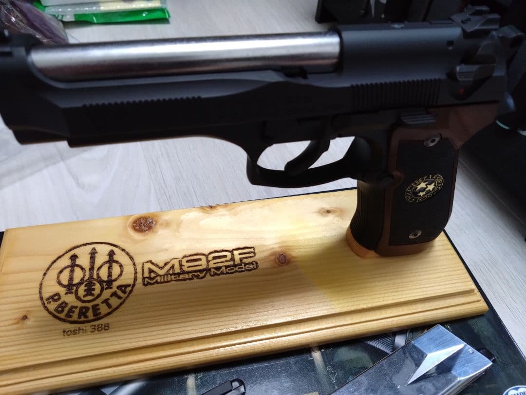 東京マルイサムライエッジm92fガスブローバックスタンド予備マガジン付き