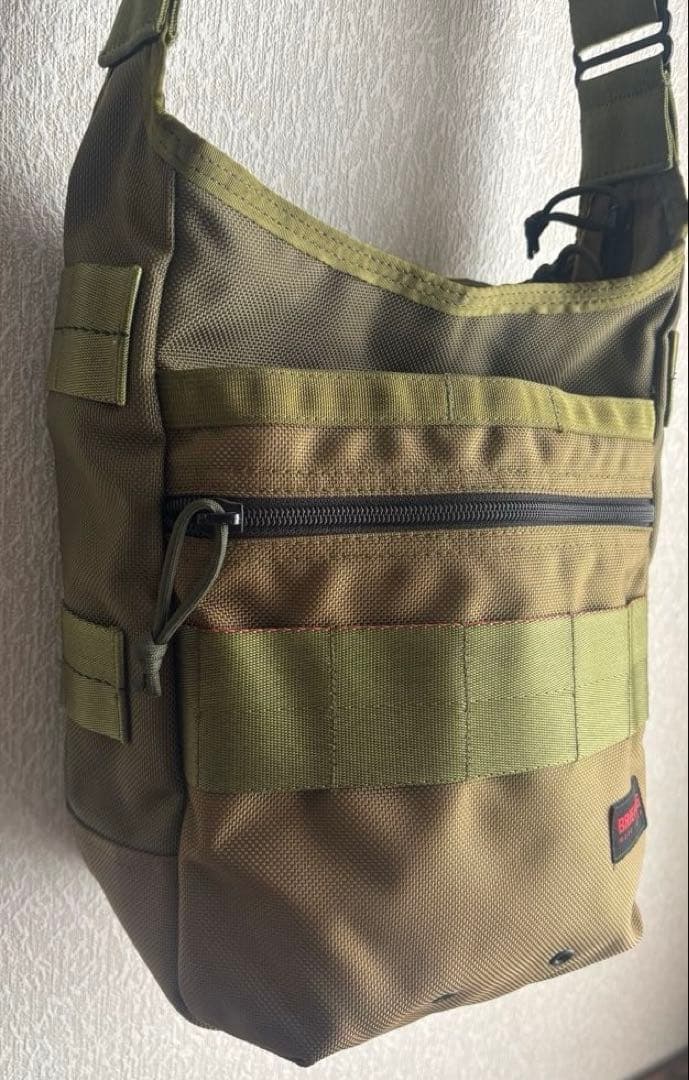 BRIEFING DAY TRIPPER ショルダーバッグ KHAKI カーキ