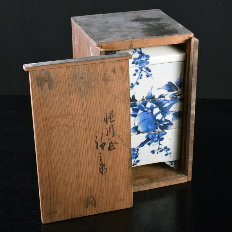 瀬戸焼　古瀬戸　染付　梅牡丹文　四方三段重箱　時代箱付　V　R8582