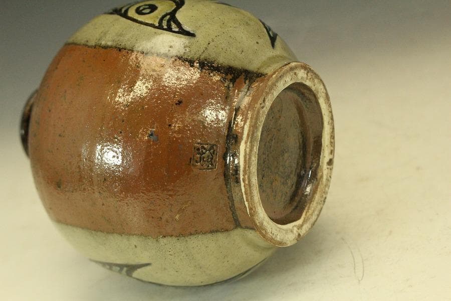 萬屋焼 やちむん 金城一門 魚紋 一輪挿し 花瓶 在銘(メ1285)