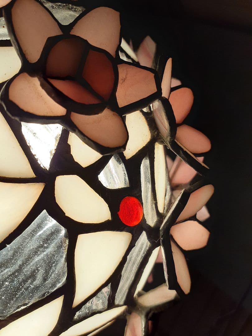 春にぴったりの艶やかで桜の花びらを散りばめた様な可愛らしいペンダントライト