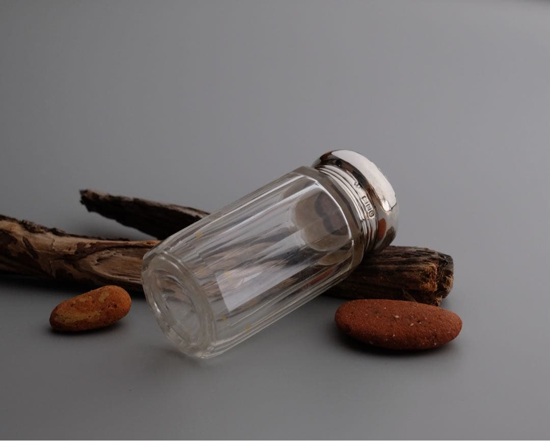 1900年製のイギリス・ロンドンの純銀蓋付きカットガラス容器