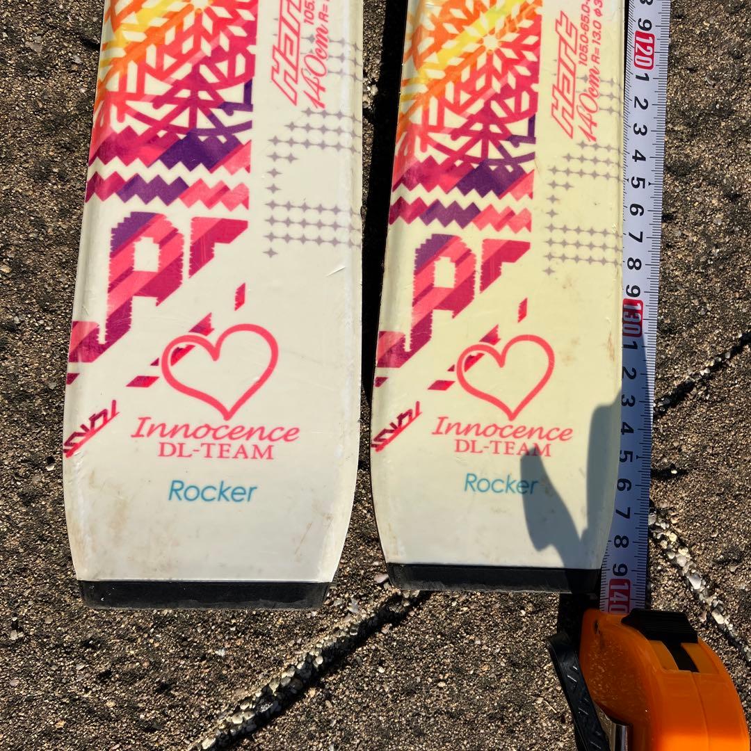 カラフルスキーセットと黒いブーツ