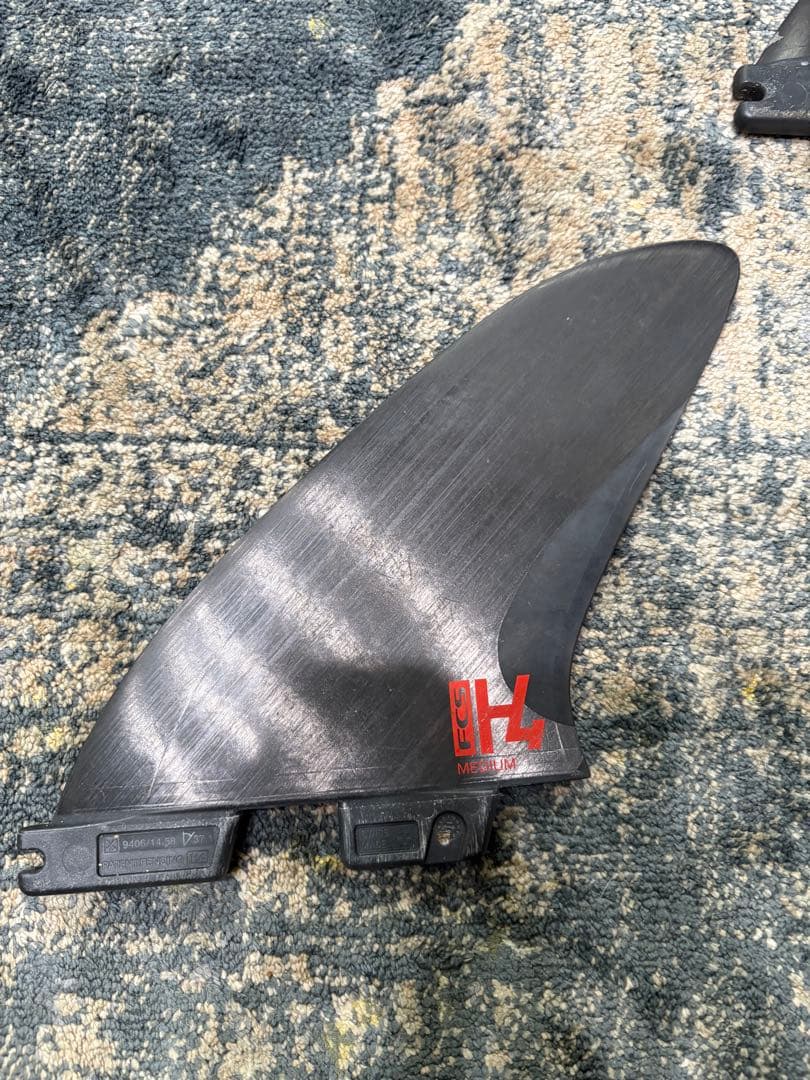 H4フィン、Mサイズトライフィンカーボン素材　FCS2
