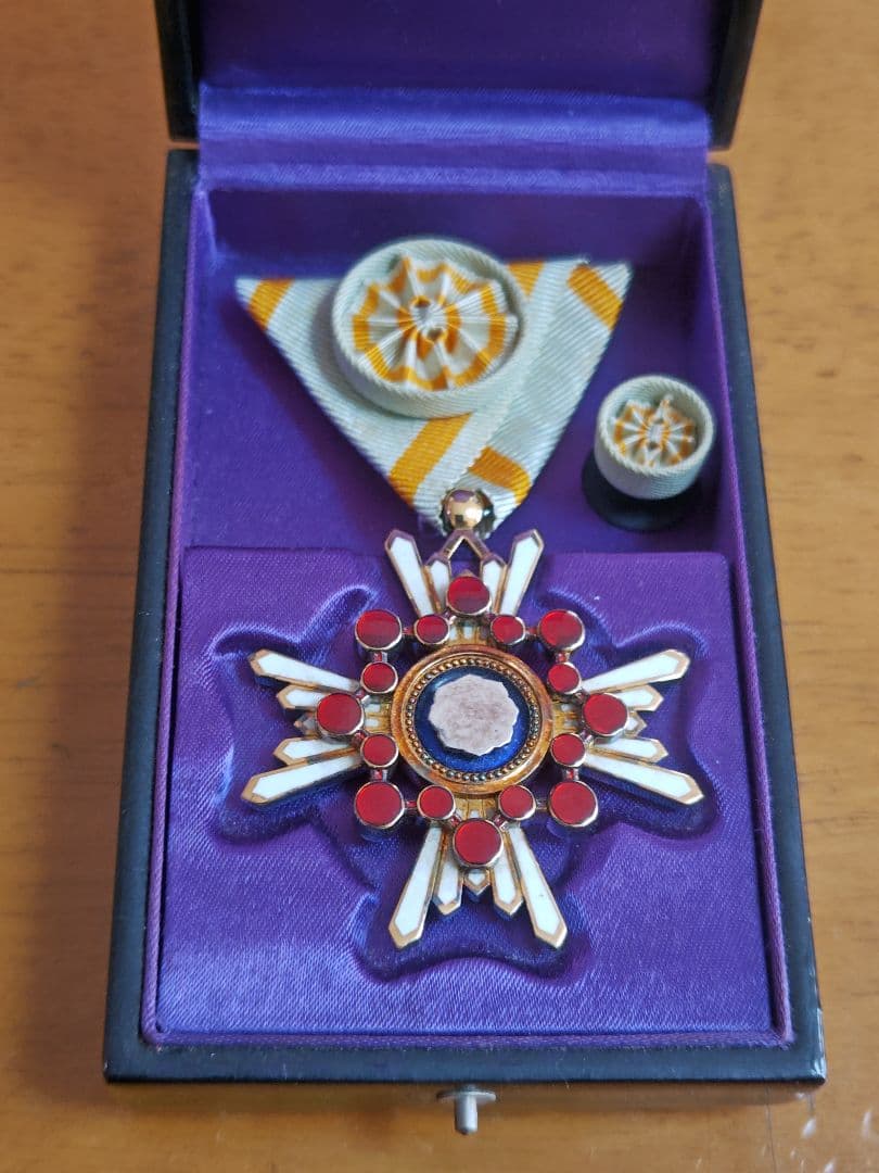 ●日本国 ● 勲四等瑞宝章　勲章 略綬 共箱付