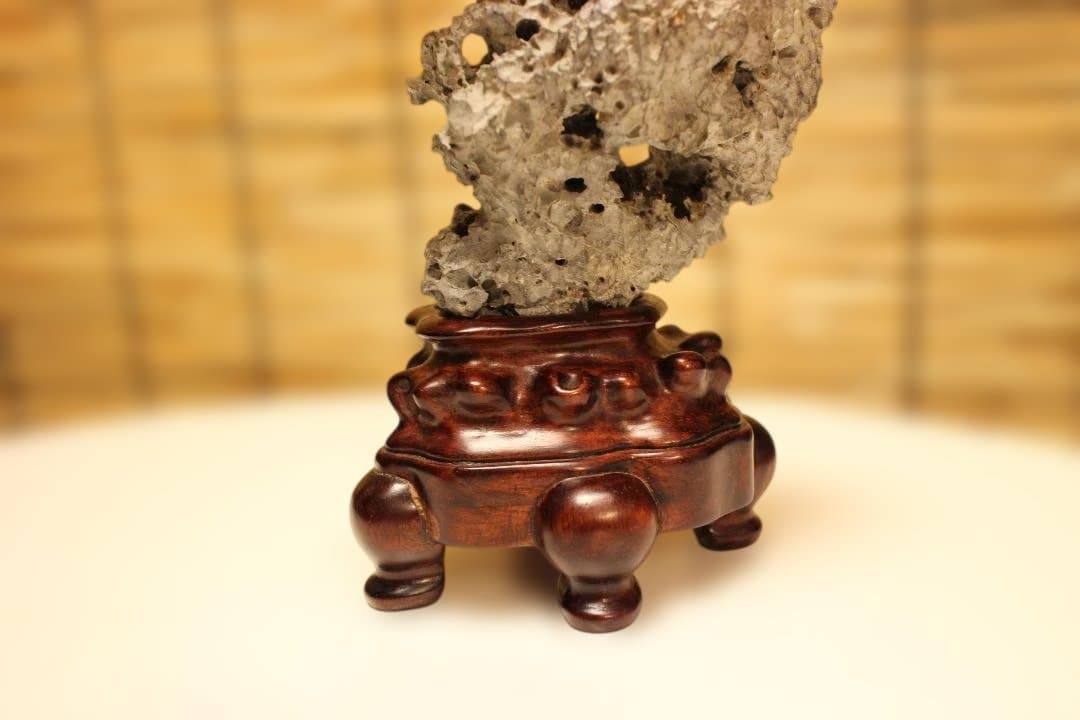グレーの石彫刻 木製台座付き 太湖石　中国
