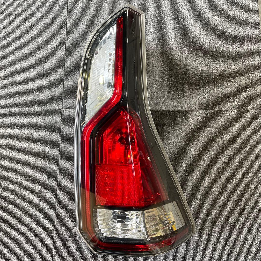ニッサン　セレナ　リヤコンビネーションランプユニット　右