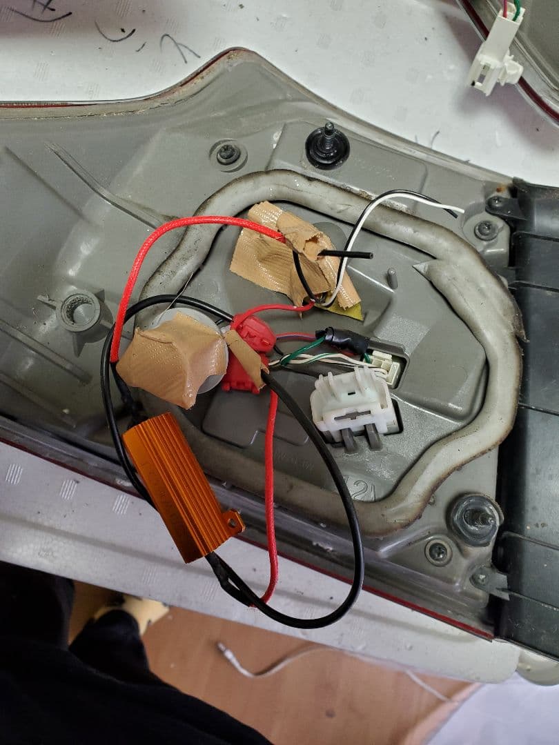 トヨタ　クラウンロイヤルLEDテールライト 赤 4個セット流れるウィンカー