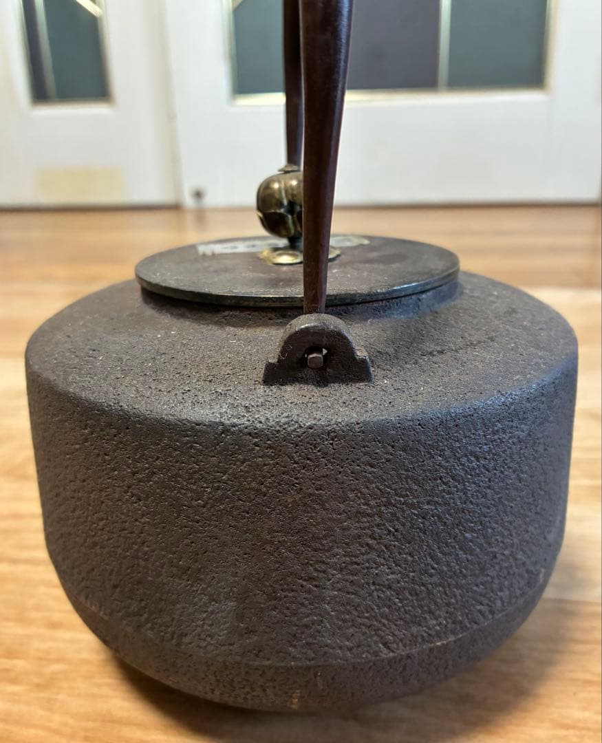 古い鉄瓶　在銘　角谷莎村作　銀摘み