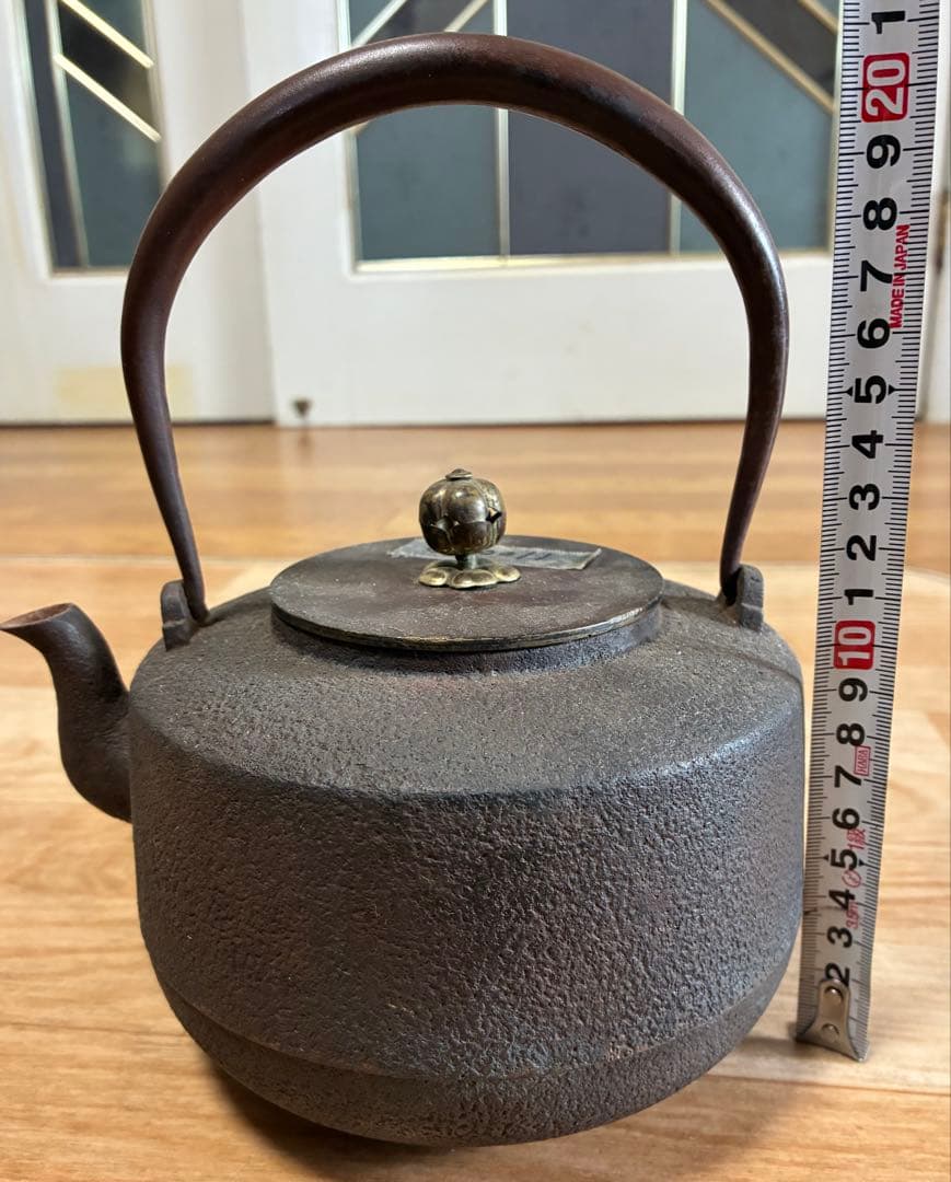 古い鉄瓶　在銘　角谷莎村作　銀摘み