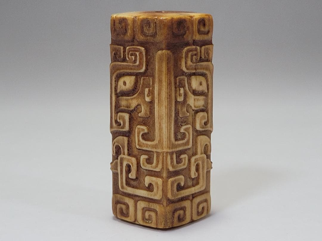 角 彫刻 饕餮紋 根付 装身具 明清時代 幅約高さ約4.1cm