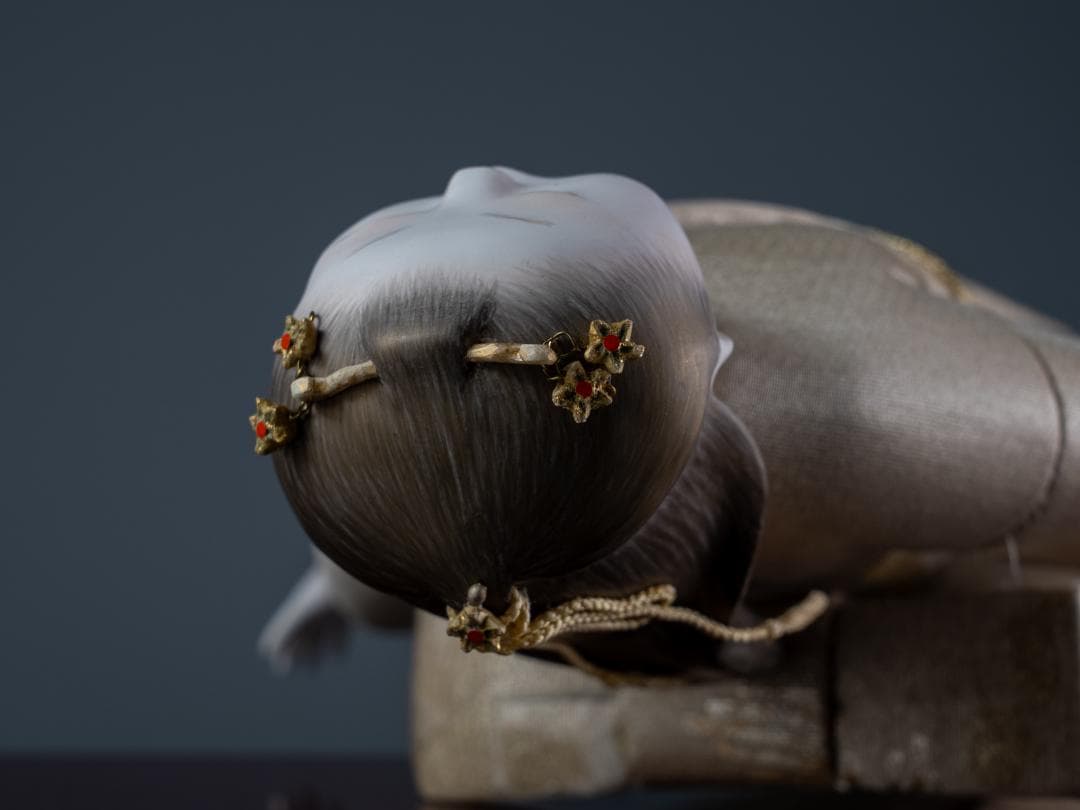 日本工芸会正会員 雨宮弘子作 嵌込人形『春野(佐保姫)』台共箱付 図録掲載品