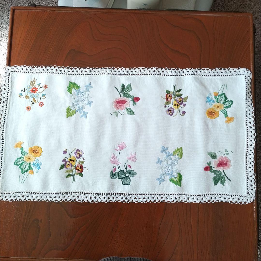 戸塚刺繍　テーブルセンター